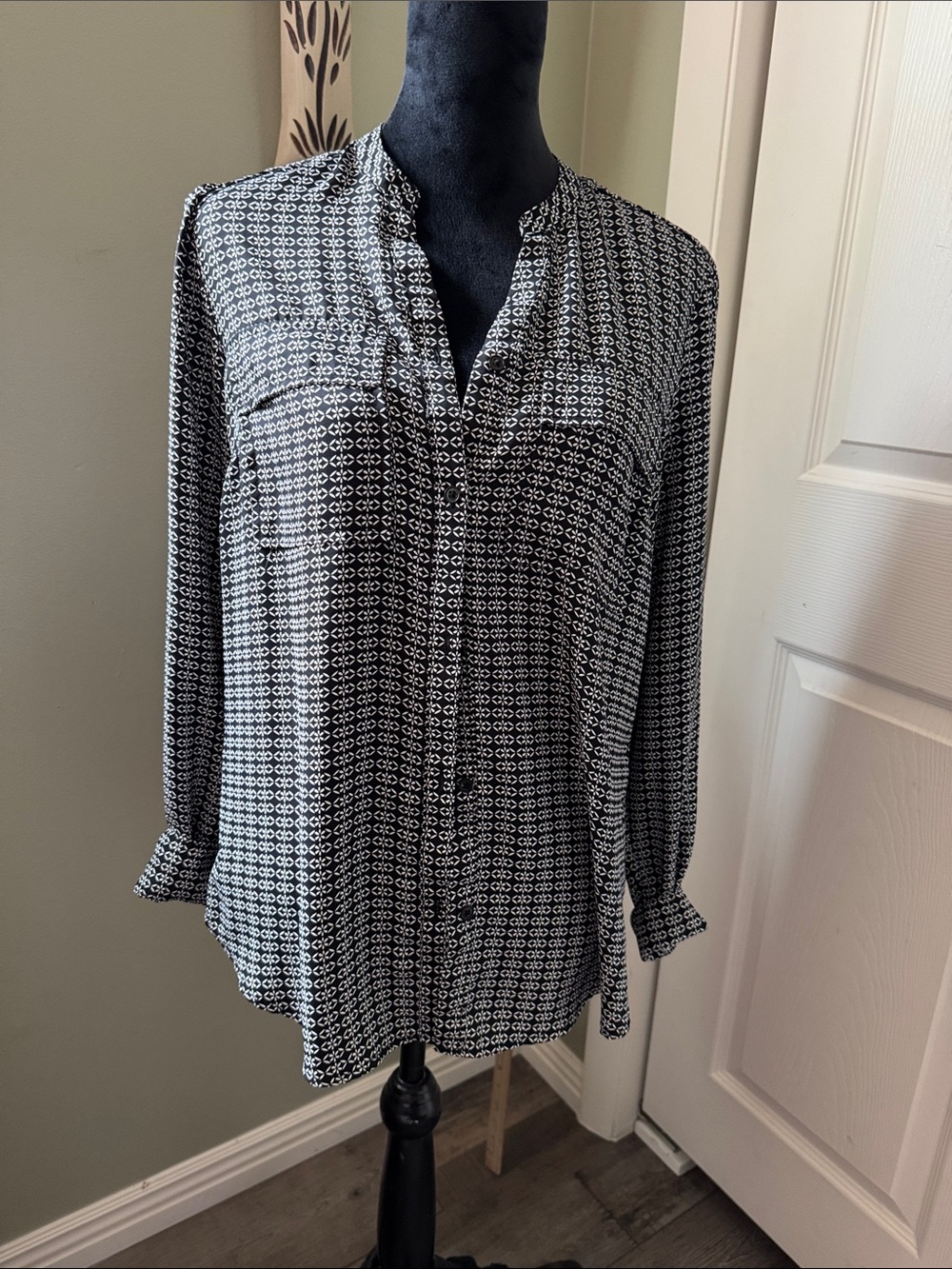 Jones New York Black and White Geometric Split-Neck Blouse